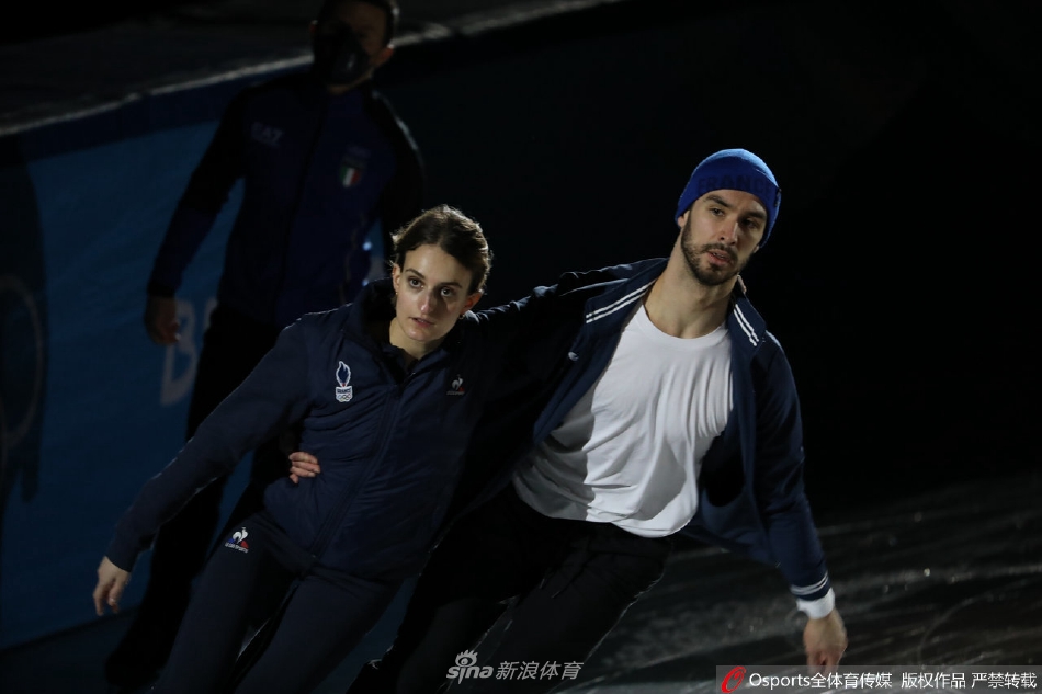 羽生结弦头戴冰墩墩帽子憨态可掬