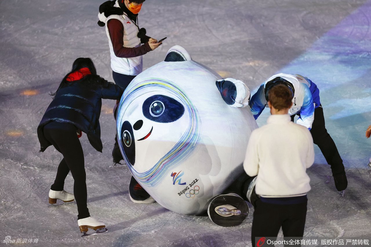 冰墩墩上场滑冰 羽生结弦金博洋追着跑