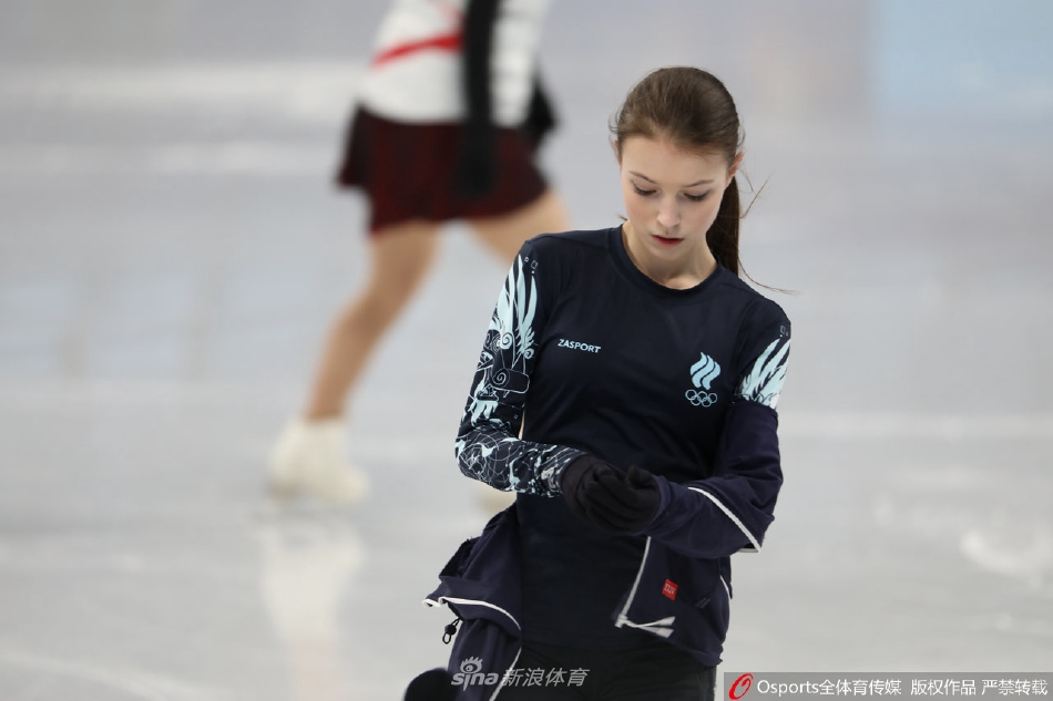 羽生结弦头戴冰墩墩帽子憨态可掬