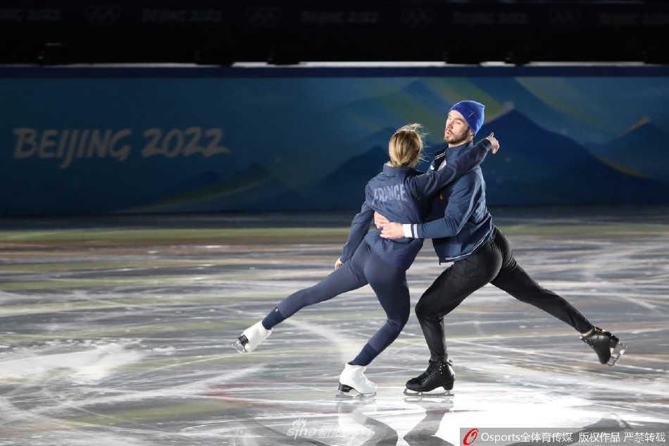 羽生结弦头戴冰墩墩帽子憨态可掬