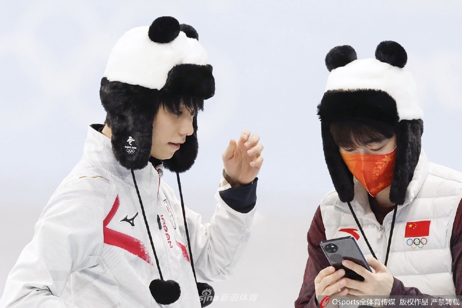 羽生结弦头戴冰墩墩帽子憨态可掬