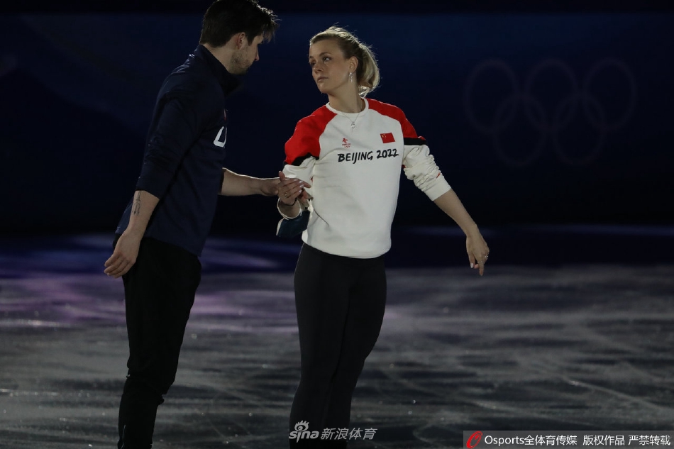 羽生结弦头戴冰墩墩帽子憨态可掬