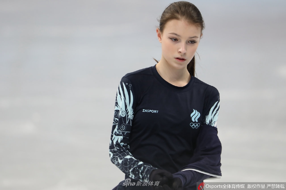 羽生结弦头戴冰墩墩帽子憨态可掬