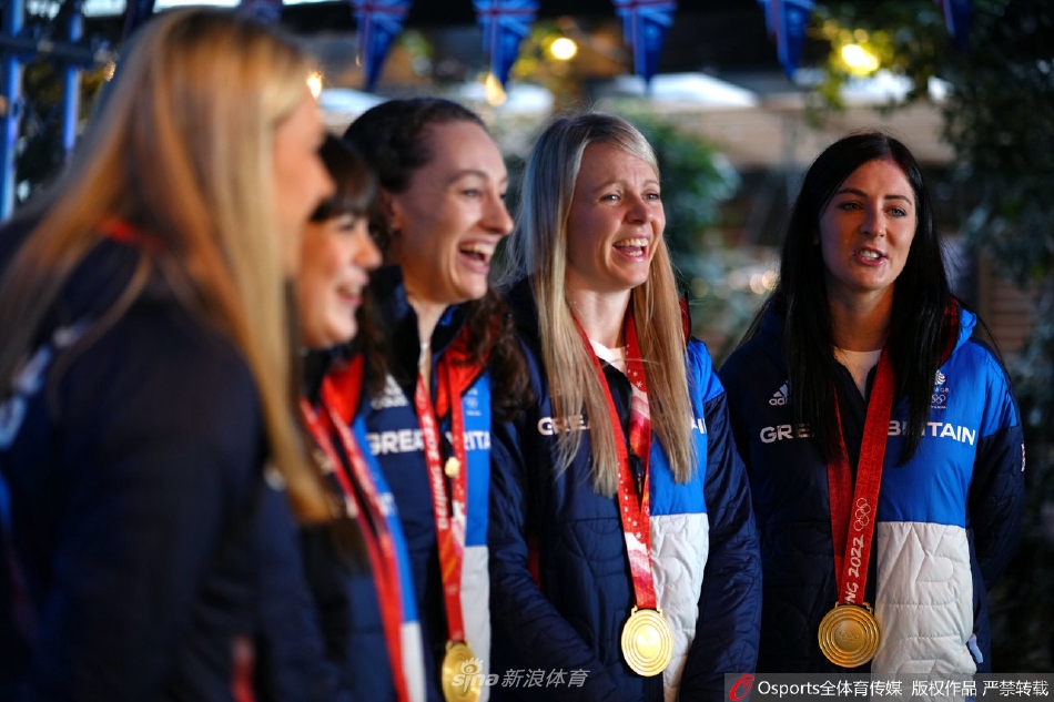 英国冰壶队载誉回国展示奖牌