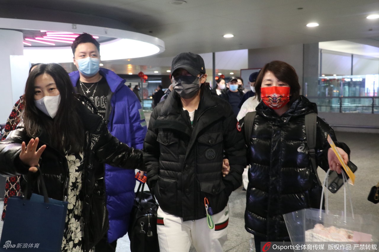 王飨稚砩虾：缜呕场 口罩帽子保护严密