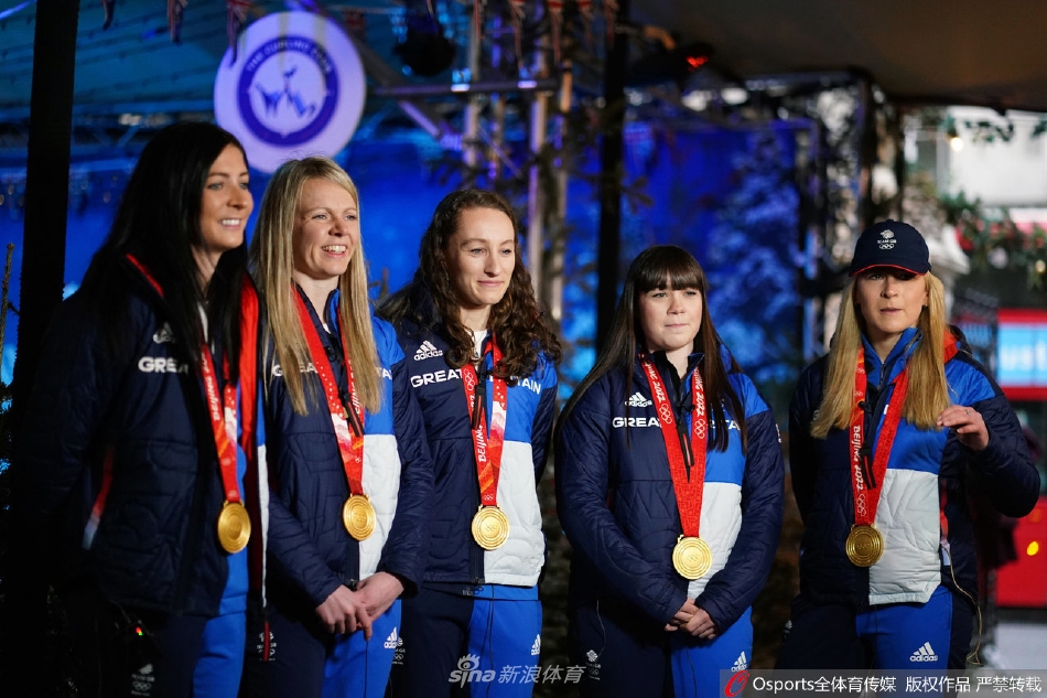 英国冰壶队载誉回国展示奖牌
