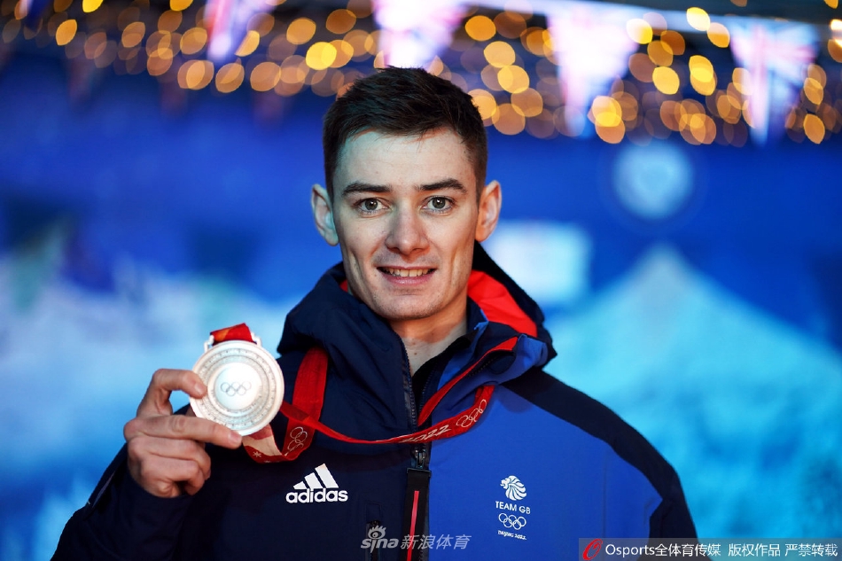 英国冰壶队载誉回国展示奖牌