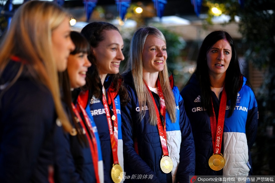 英国冰壶队载誉回国展示奖牌