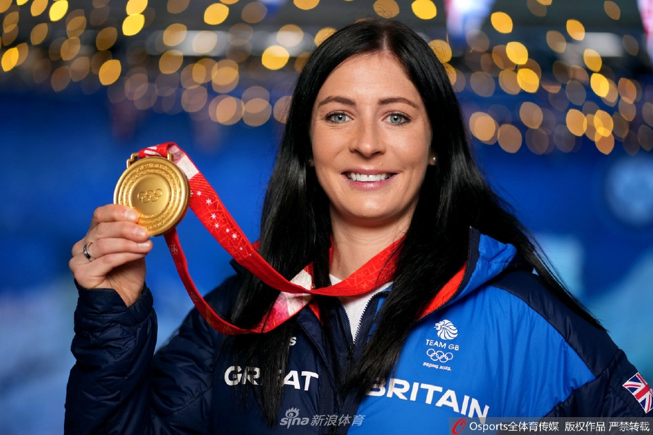 英国冰壶队载誉回国展示奖牌