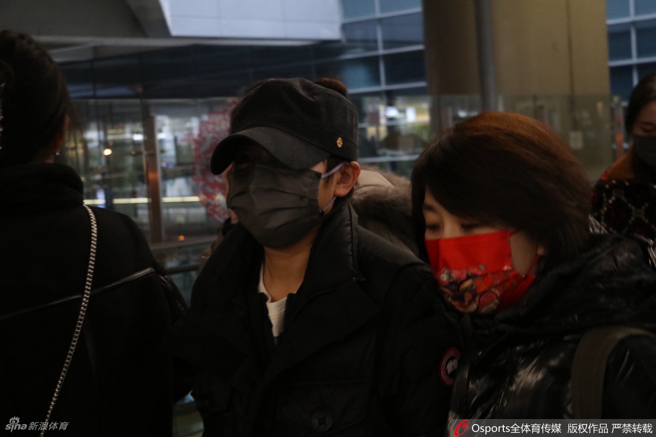 王飨稚砩虾：缜呕场 口罩帽子保护严密