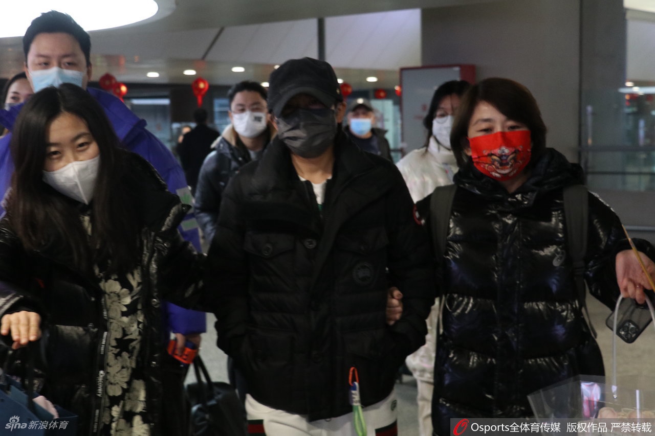 王飨稚砩虾：缜呕场 口罩帽子保护严密