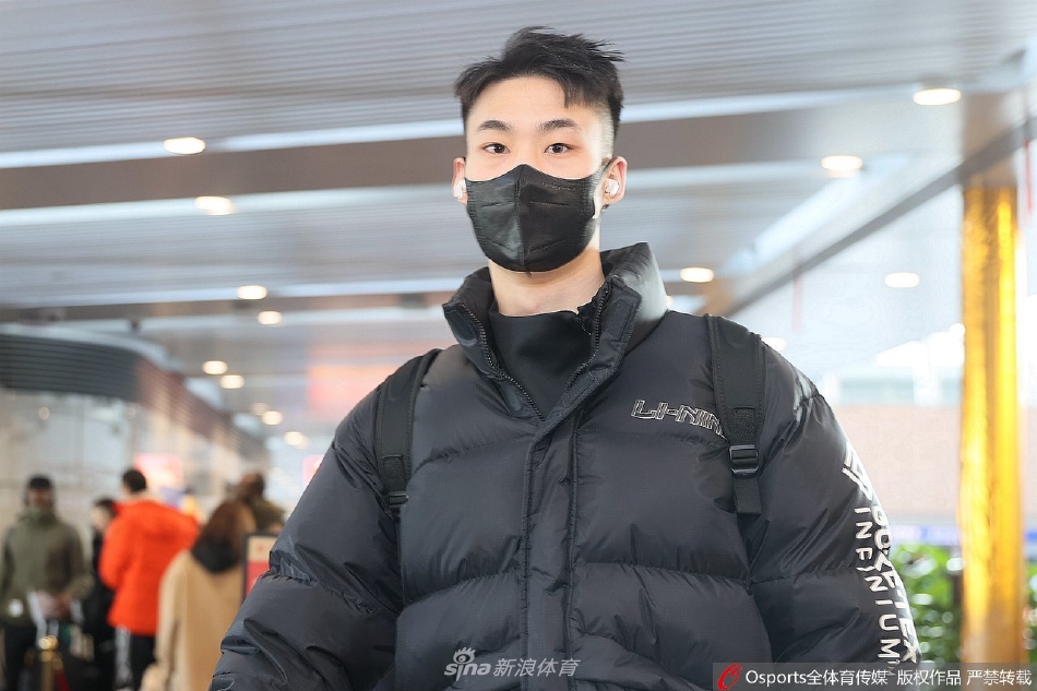 上海男篮机场出征 可兰白克比出剪刀手