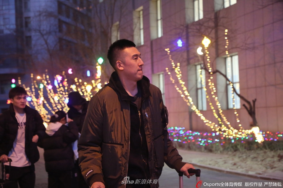 辽宁男篮入住酒店 郭艾伦帅气亮相