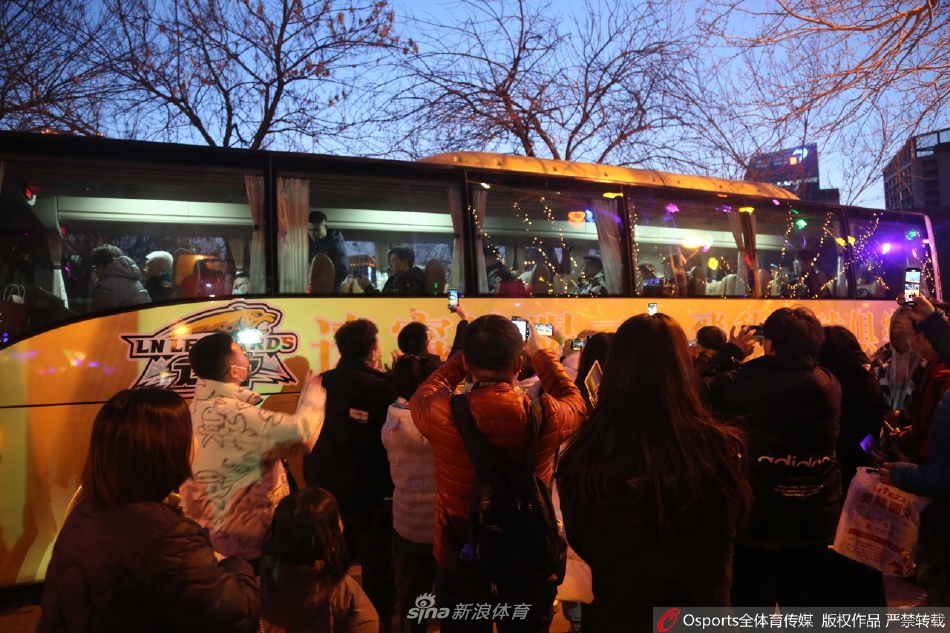 辽宁男篮入住酒店 郭艾伦帅气亮相