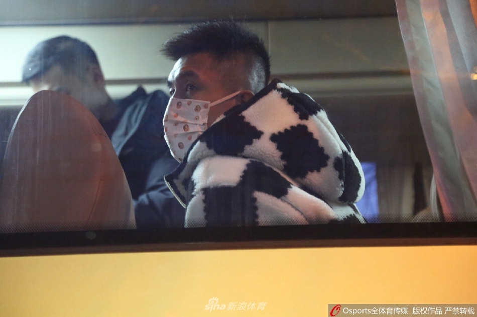 辽宁男篮入住酒店 郭艾伦帅气亮相