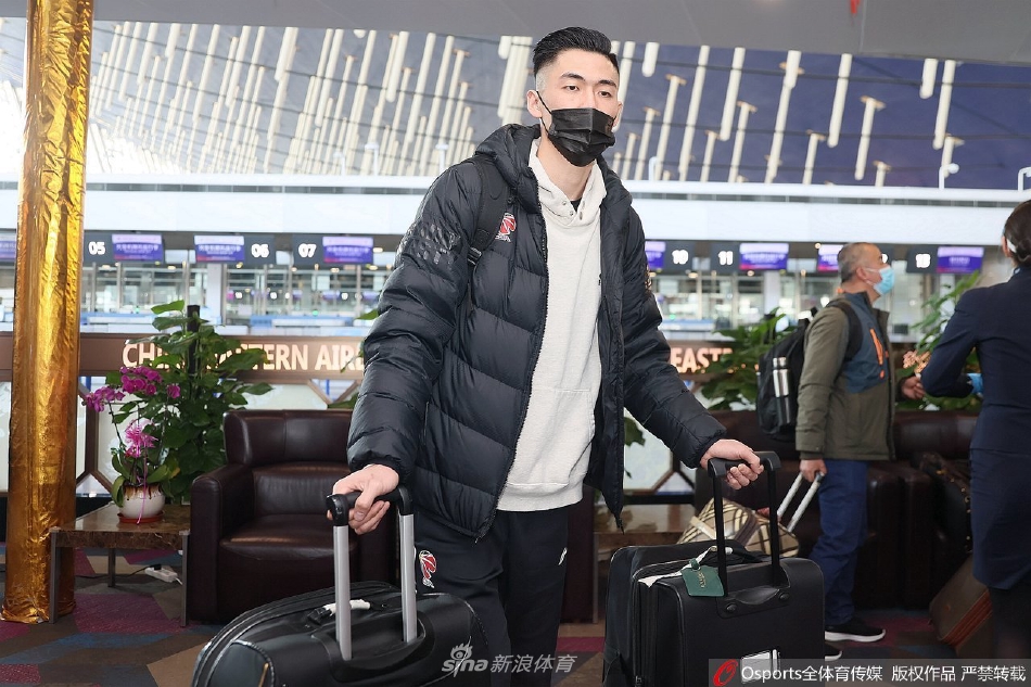 上海男篮机场出征 可兰白克比出剪刀手