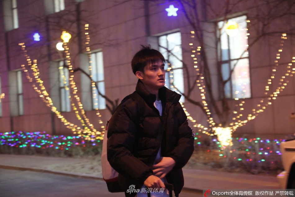 辽宁男篮入住酒店 郭艾伦帅气亮相