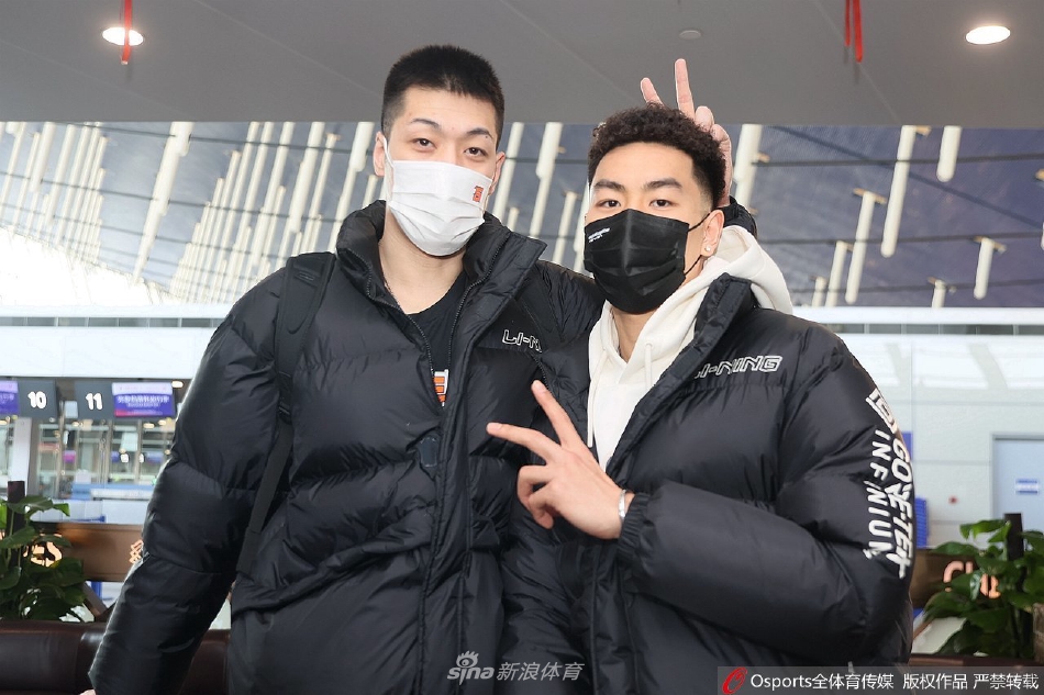 上海男篮机场出征 可兰白克比出剪刀手