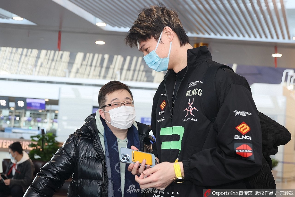 上海男篮机场出征 可兰白克比出剪刀手