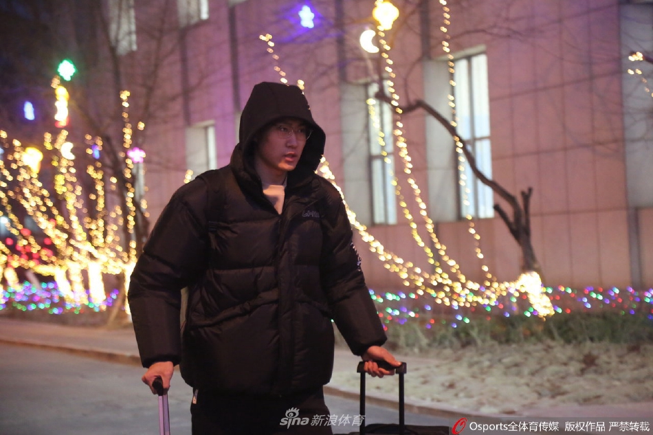 辽宁男篮入住酒店 郭艾伦帅气亮相