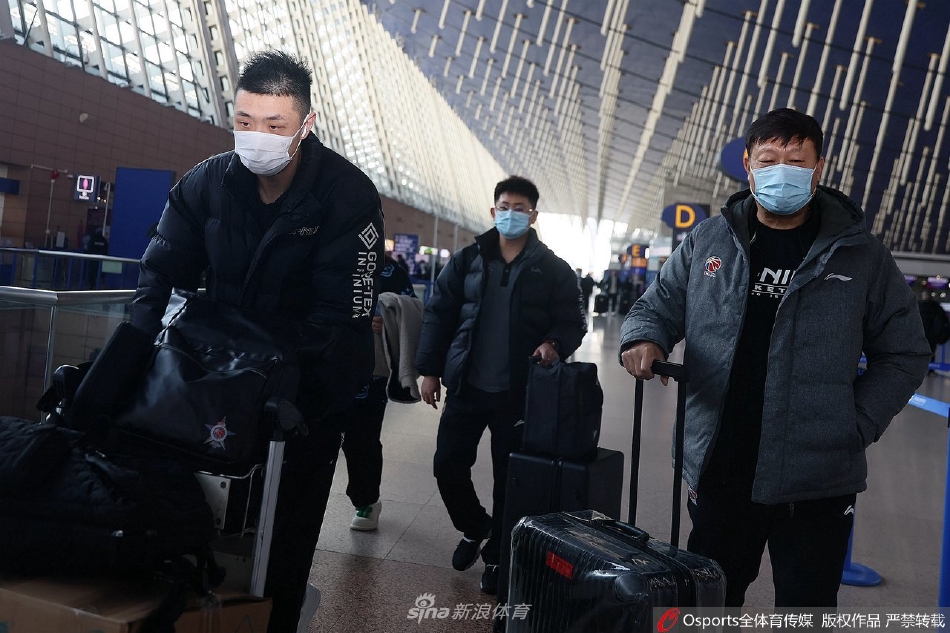 上海男篮机场出征 可兰白克比出剪刀手