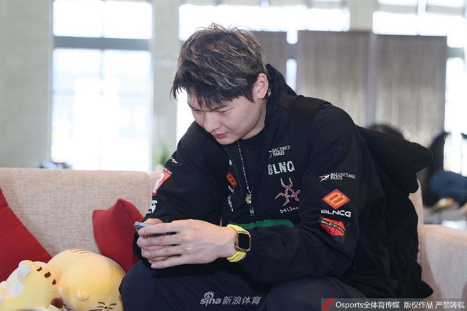 上海男篮机场出征 可兰白克比出剪刀手