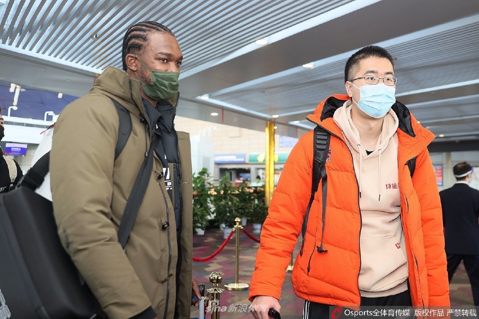 上海男篮机场出征 可兰白克比出剪刀手
