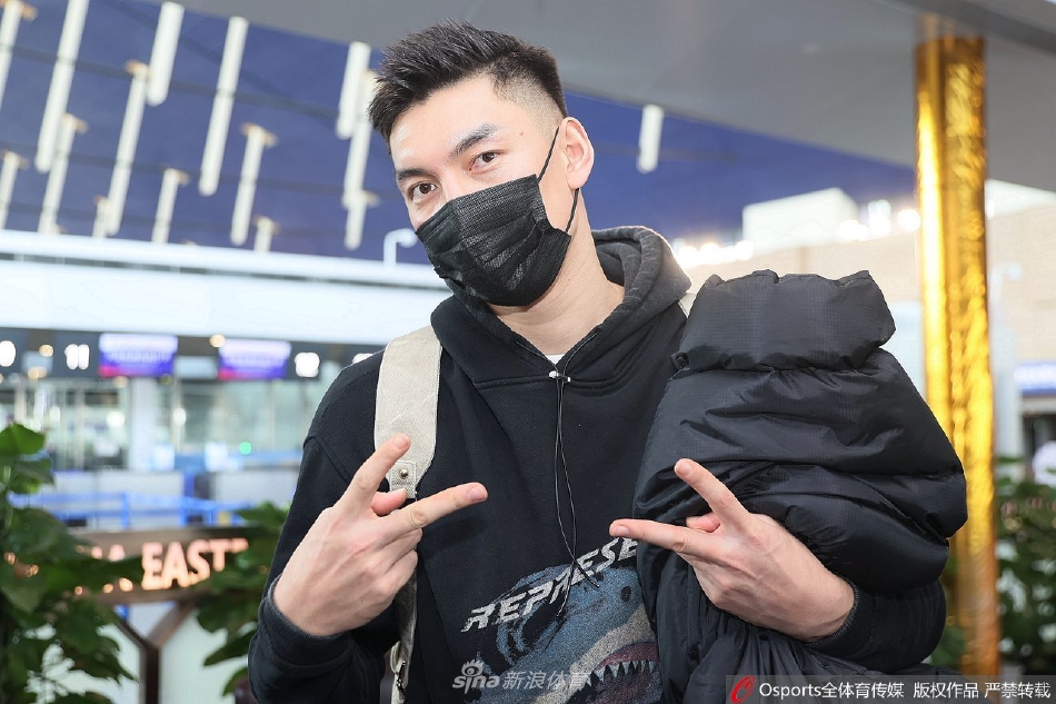 上海男篮机场出征 可兰白克比出剪刀手