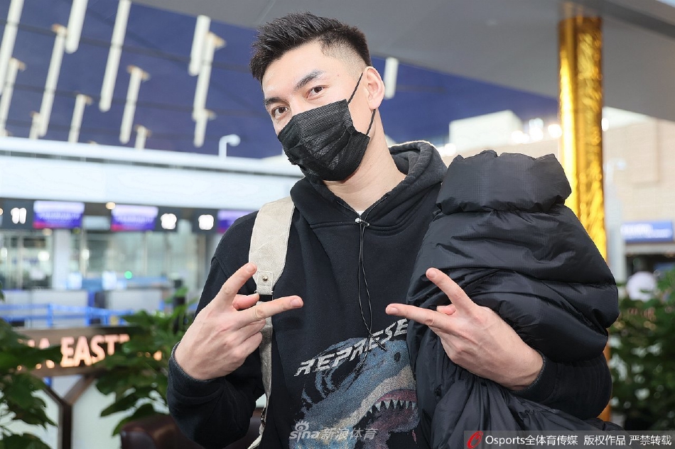 上海男篮机场出征 可兰白克比出剪刀手