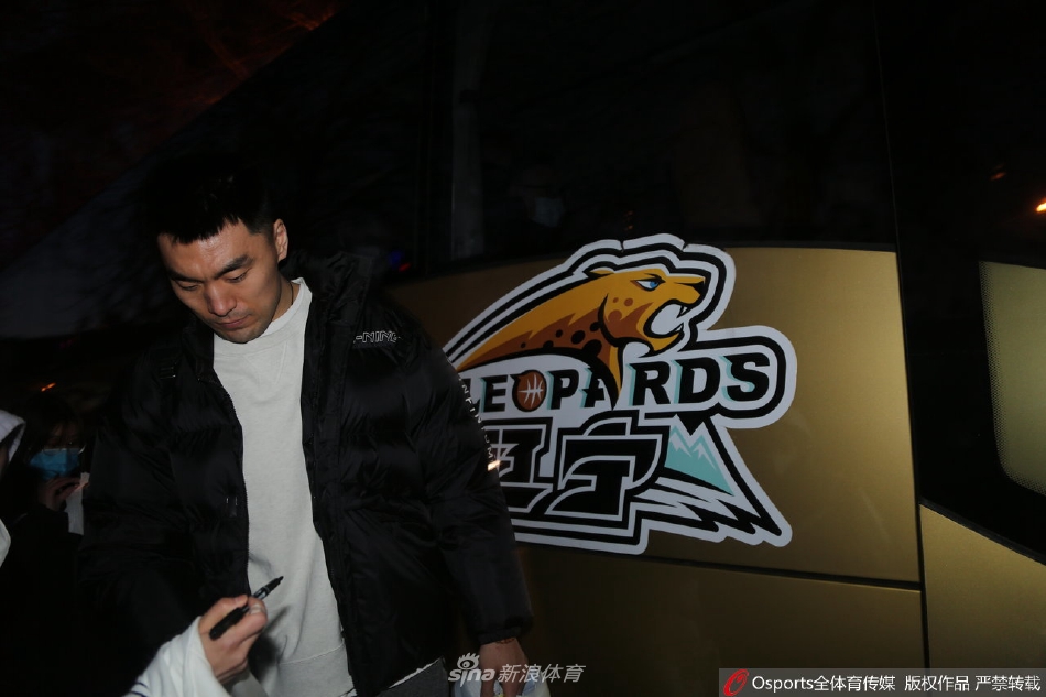 辽宁男篮入住酒店 郭艾伦帅气亮相