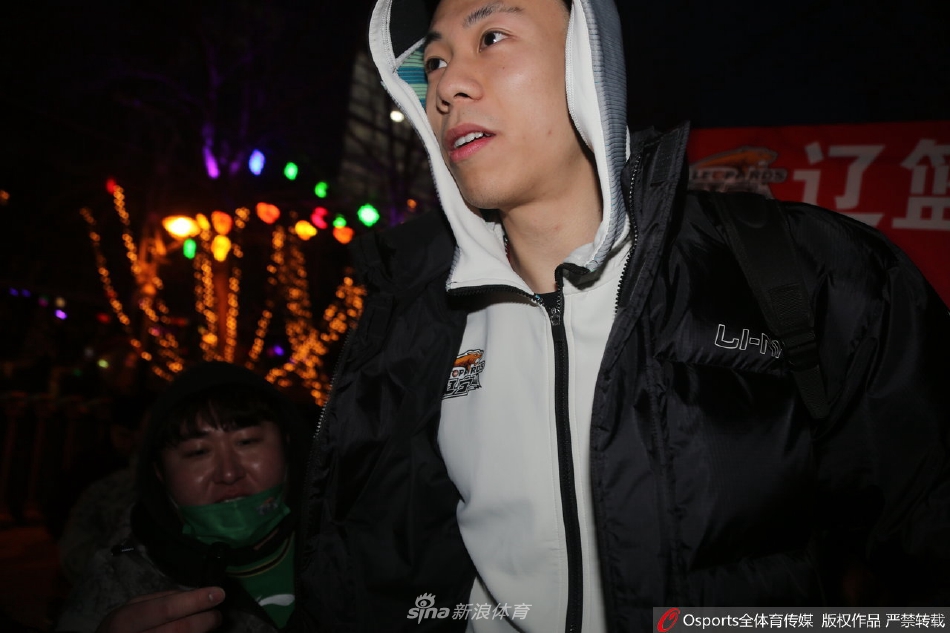 辽宁男篮入住酒店 郭艾伦帅气亮相