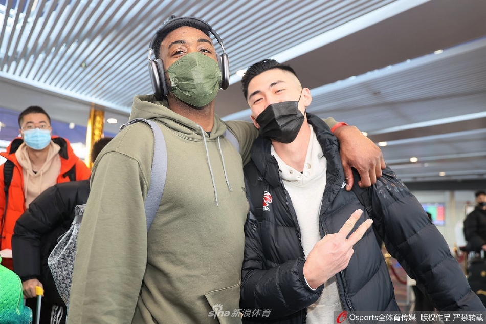 上海男篮机场出征 可兰白克比出剪刀手