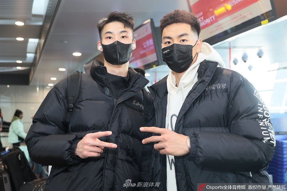 上海男篮机场出征 可兰白克比出剪刀手
