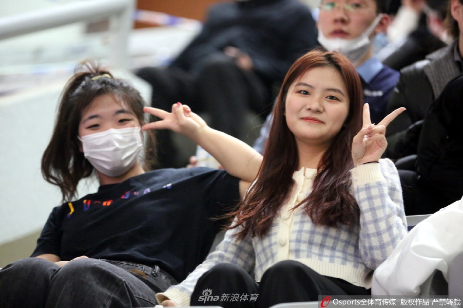 女球迷看台助威CBA联赛第29轮