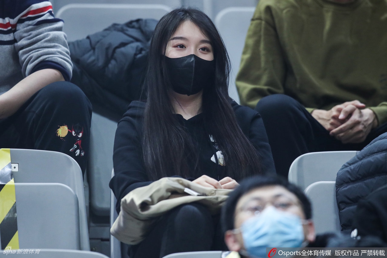 女球迷看台助威CBA联赛第30轮