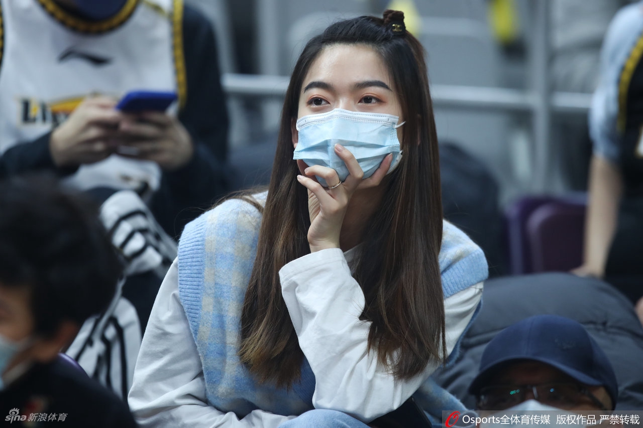 女球迷看台助威CBA联赛第30轮