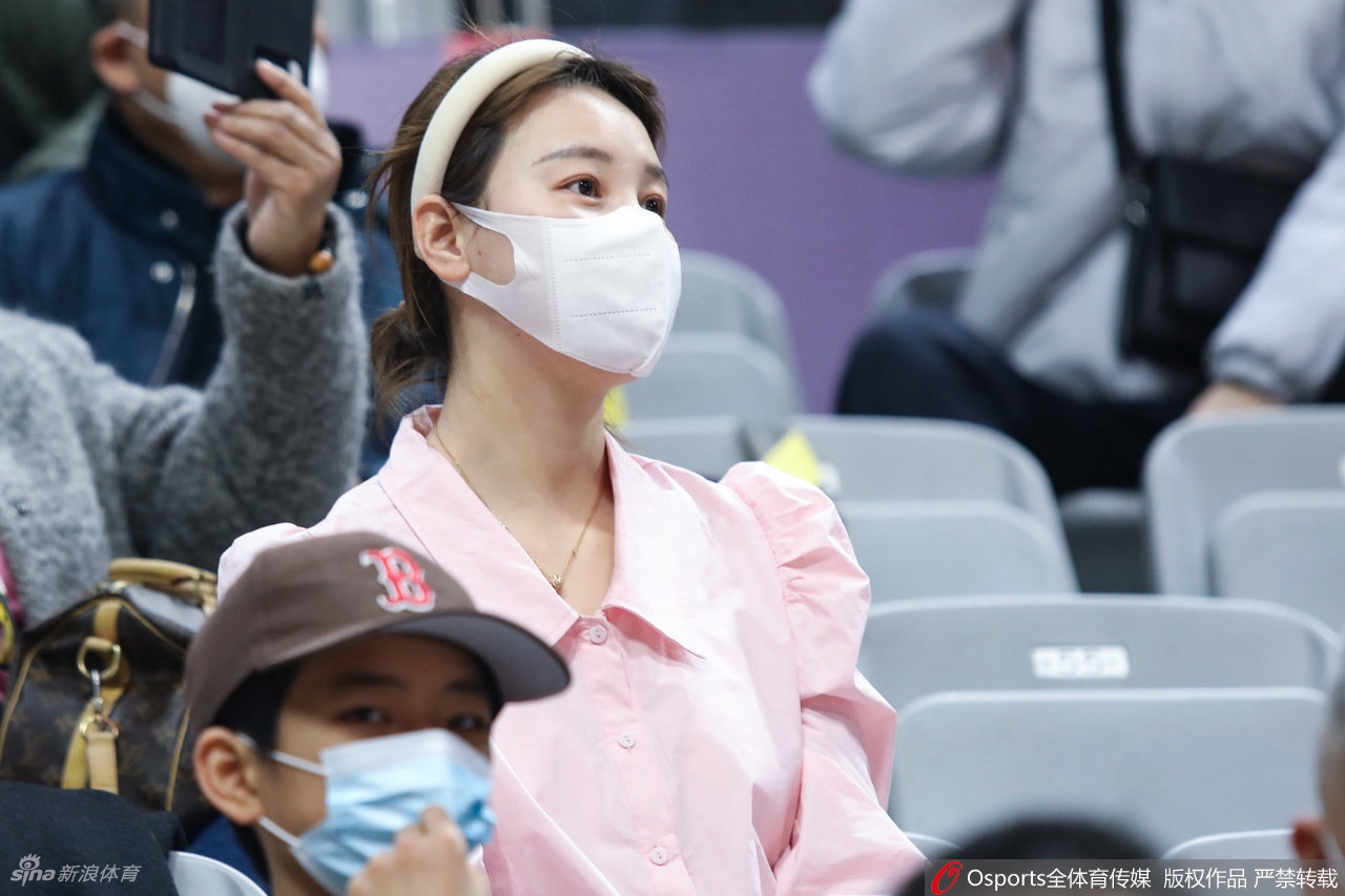 女球迷看台助威CBA联赛第30轮