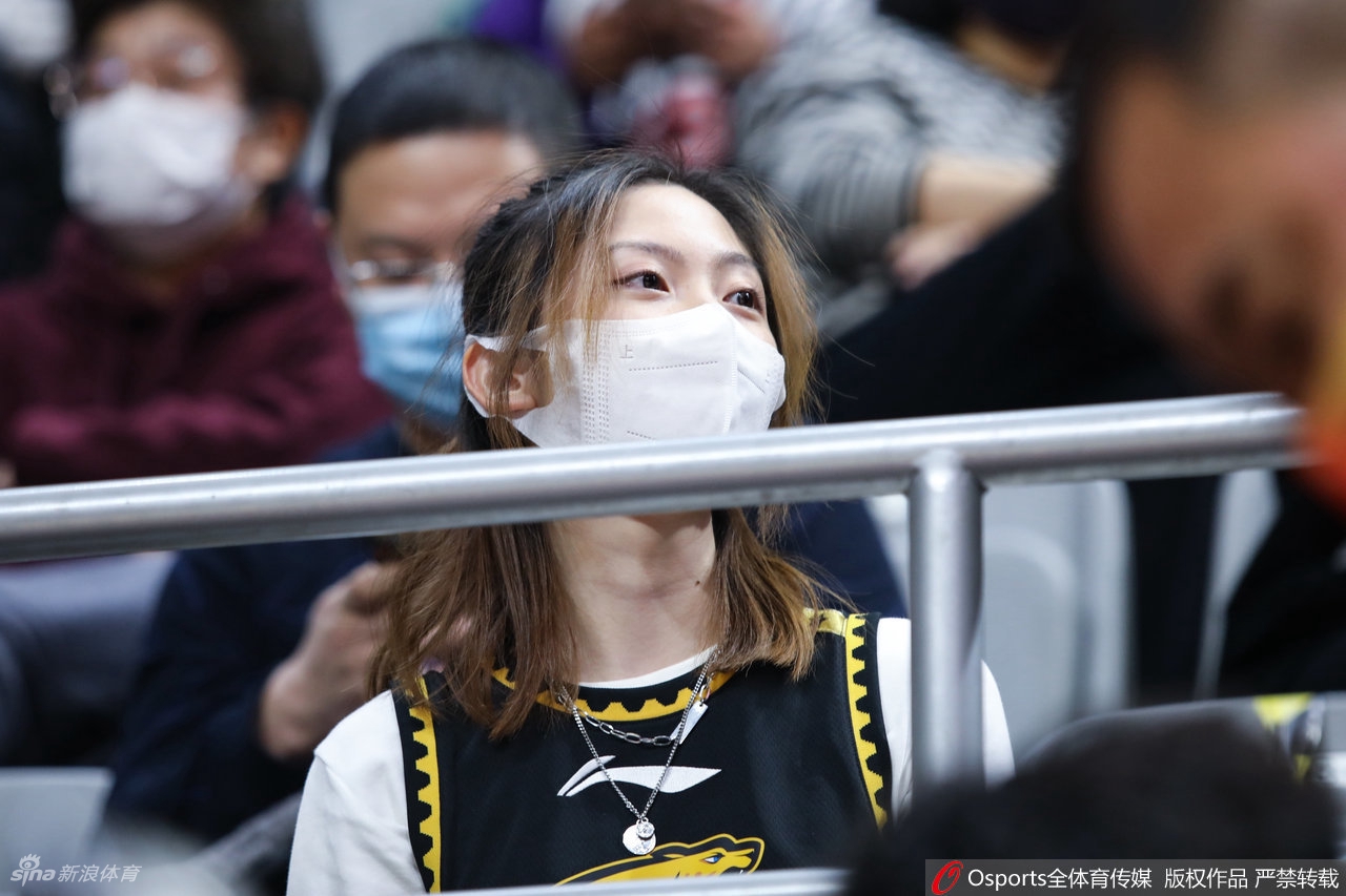 女球迷看台助威CBA联赛第30轮