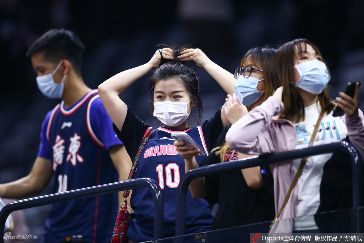 热辣奔放！广东女球迷看台助威CBA