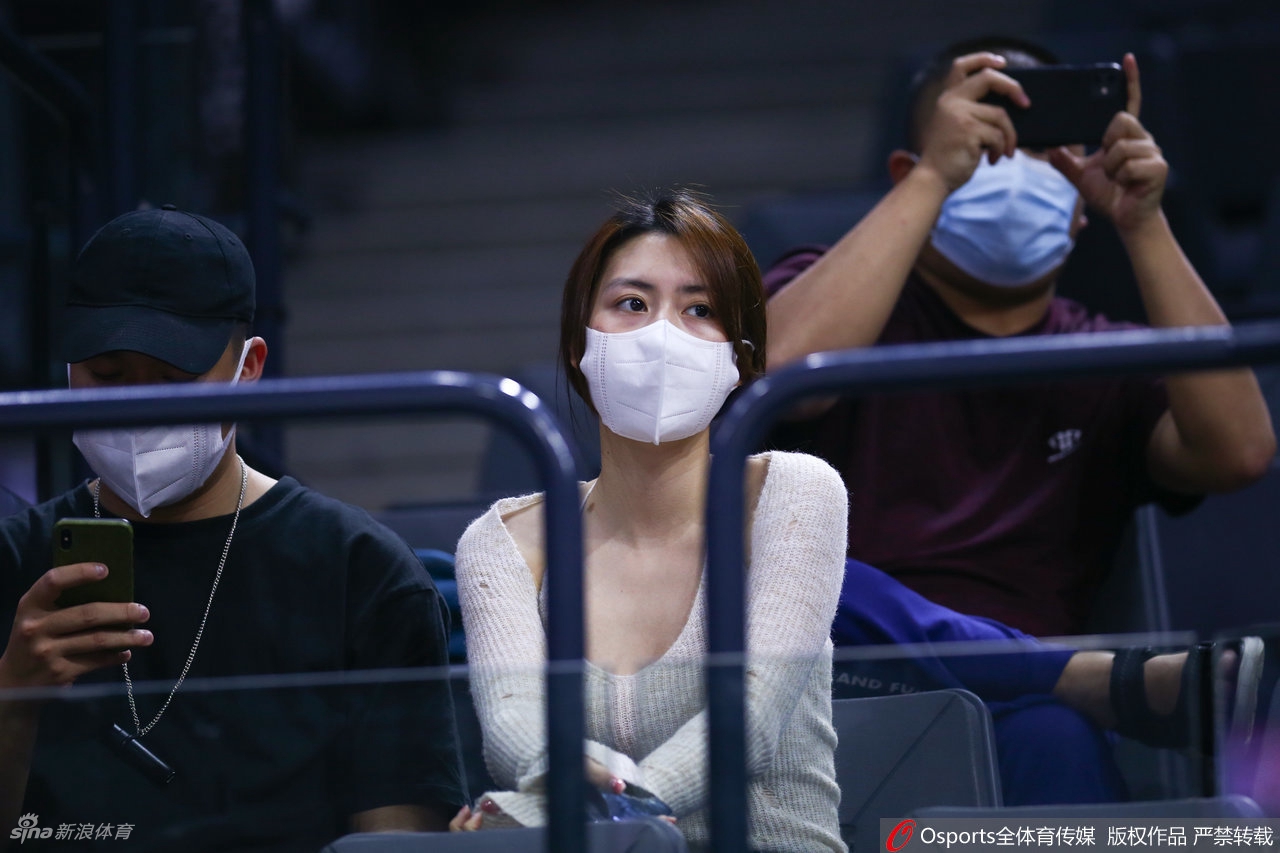 热辣奔放！广东女球迷看台助威CBA