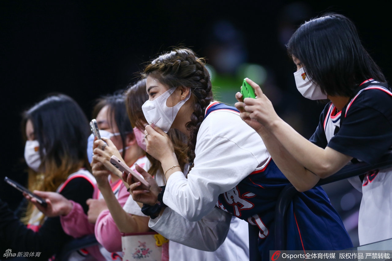 热辣奔放！广东女球迷看台助威CBA
