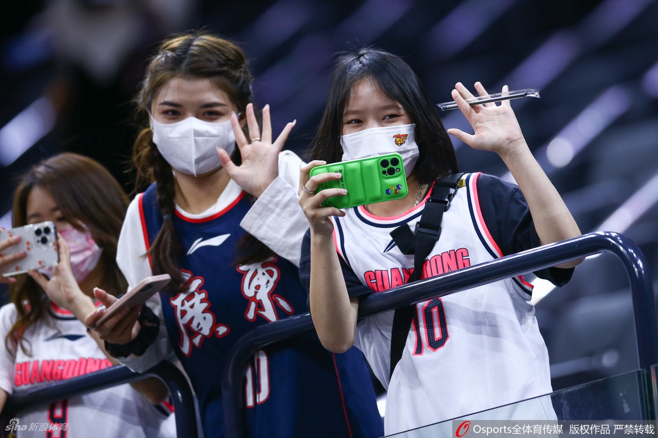 热辣奔放！广东女球迷看台助威CBA