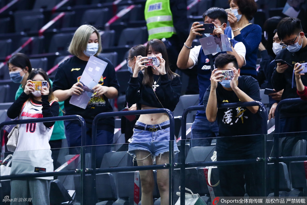 热辣奔放！广东女球迷看台助威CBA