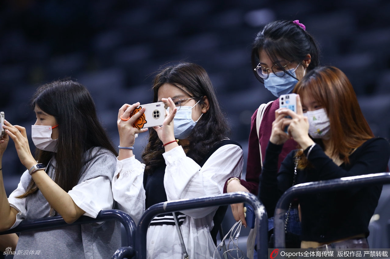 热辣奔放！广东女球迷看台助威CBA