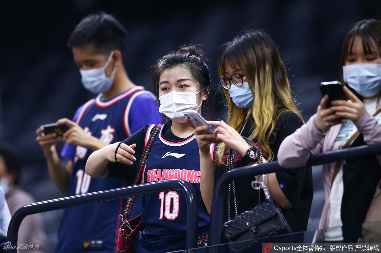 热辣奔放！广东女球迷看台助威CBA