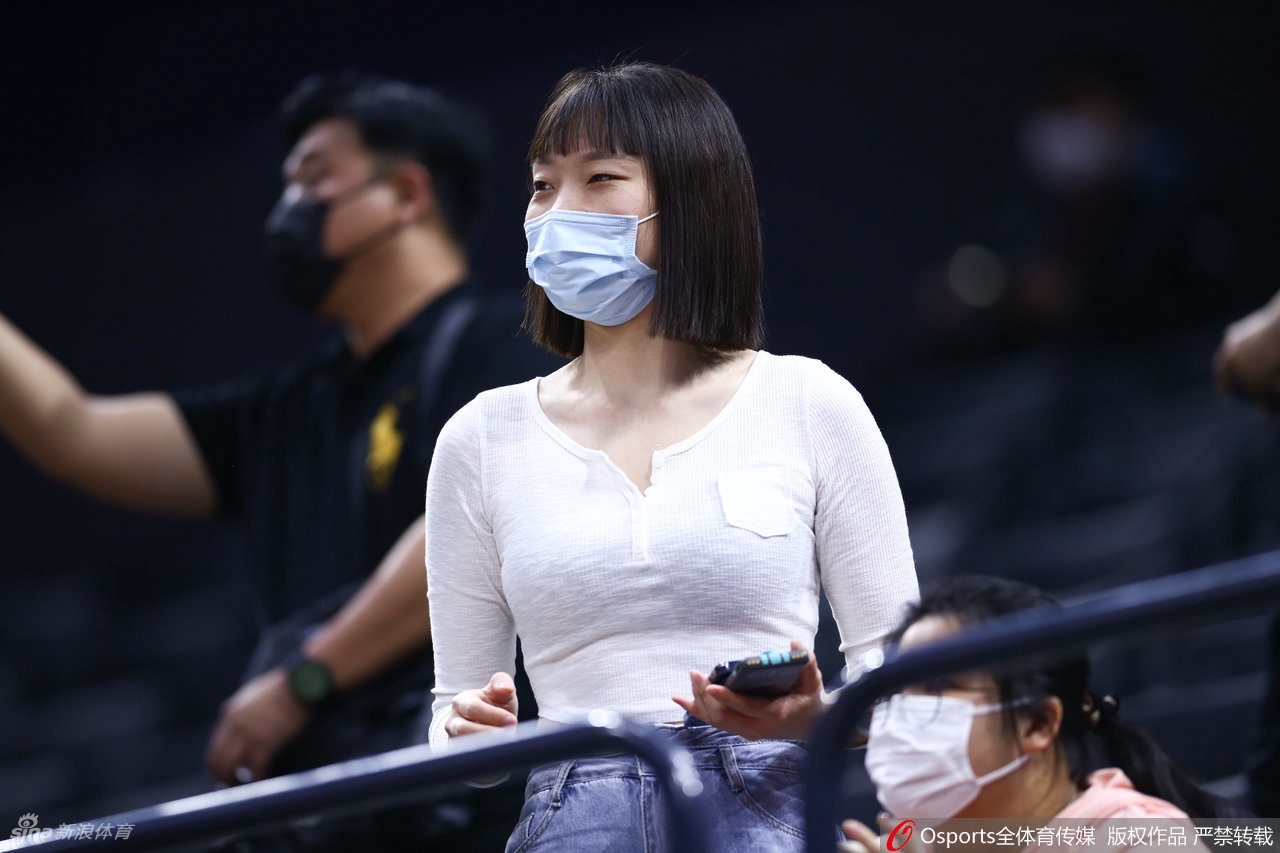 热辣奔放！广东女球迷看台助威CBA