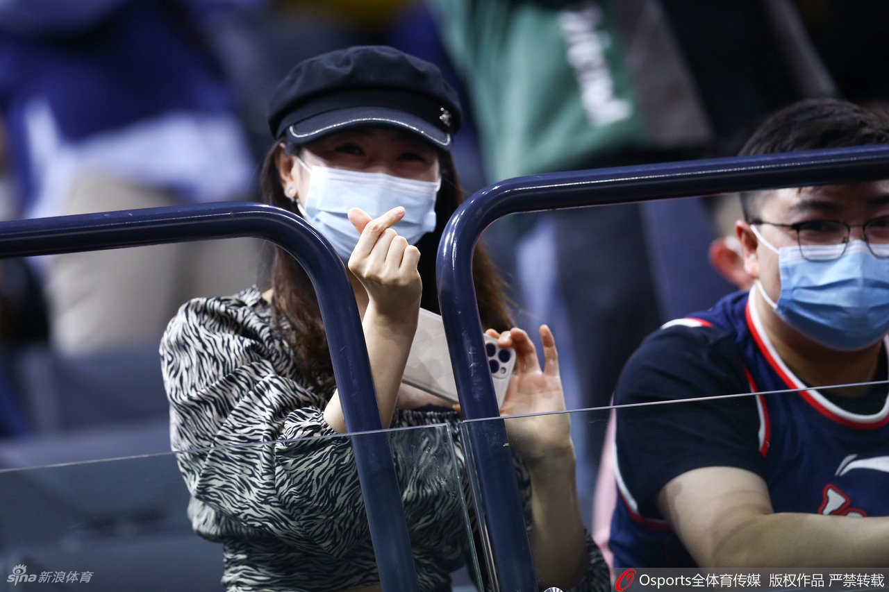 热辣奔放！广东女球迷看台助威CBA