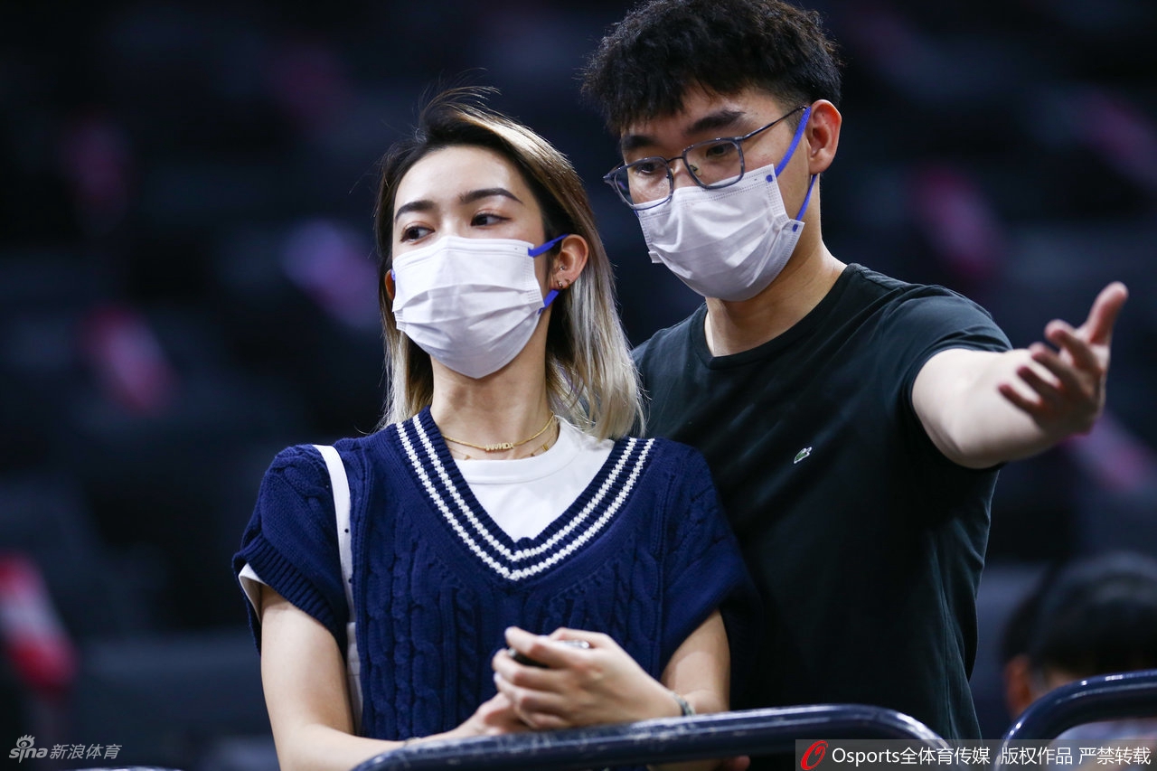 热辣奔放！广东女球迷看台助威CBA