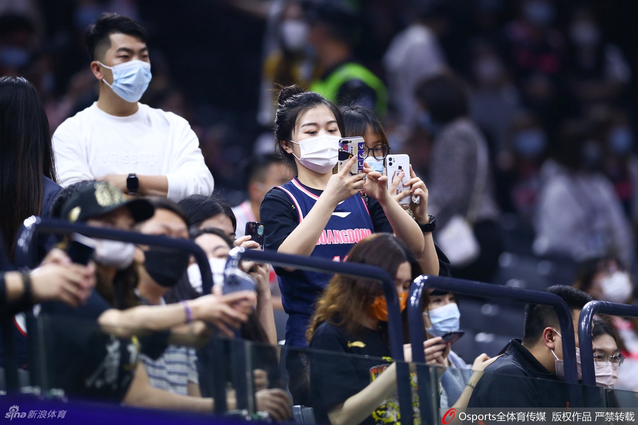 热辣奔放！广东女球迷看台助威CBA