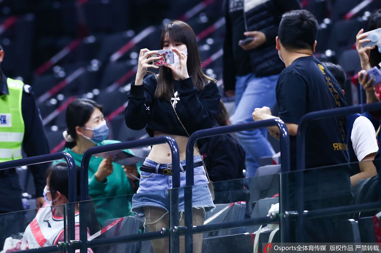 热辣奔放！广东女球迷看台助威CBA